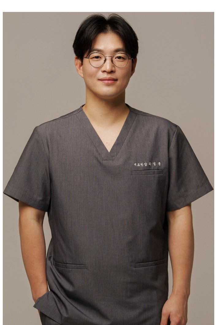 하니성형외과 최정훈 대표원장 — 「대표원장 최정훈」이 새겨진 진료복을 입고 있는 모습